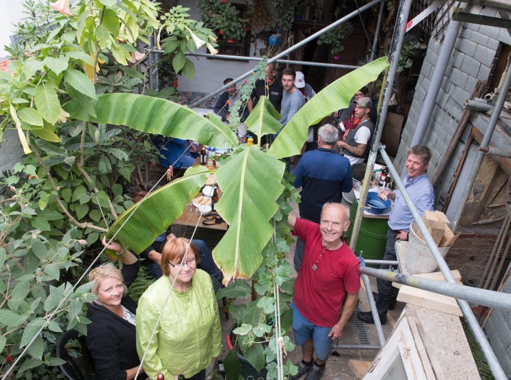 Es wird eng im Hof des Naumburger Hauses Jakobsgasse 14: Hausherr Günter Bechmann und Architekt Matthias Tränkner (rechts) bitten die Gäste des Richtfestes unter exotischen Pflanzen zum rustikalen Imbiss.