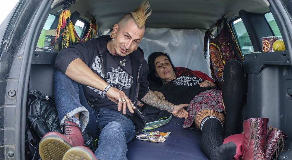 Björn aus Hannover und Heike aus Brasilien haben ihr Zelt in Ferropolis gar nicht erst aufgebaut, sondern die Gewitternacht im Auto verbracht.