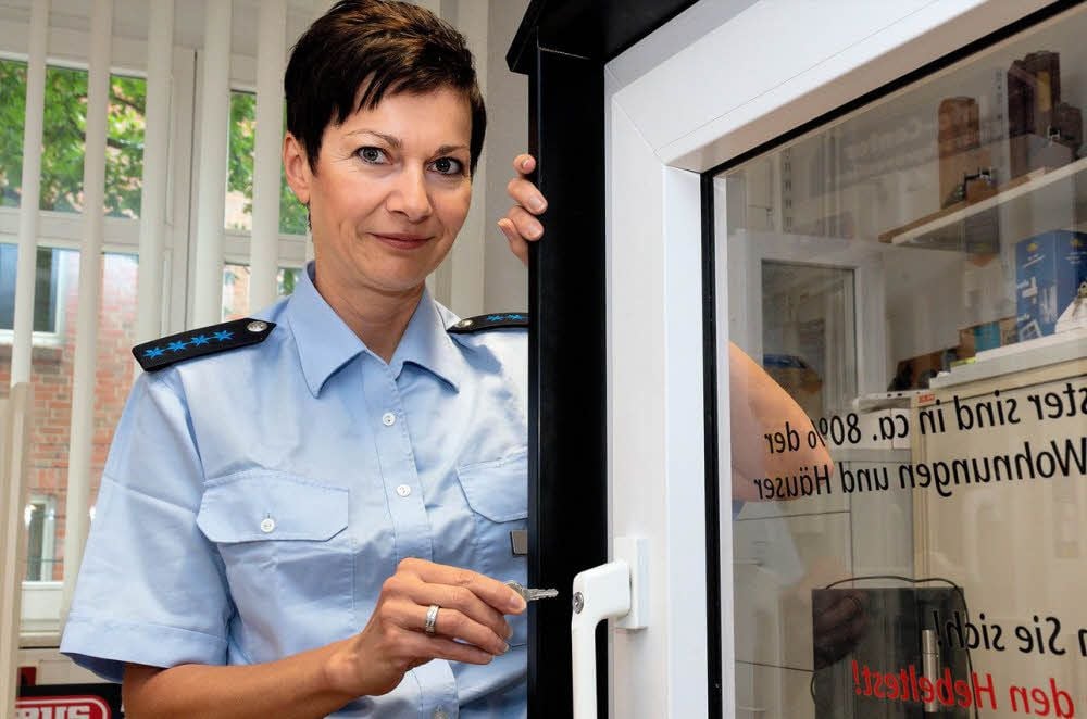 Susanne Hertel zeigt, wie sichere Fenster aussehen.