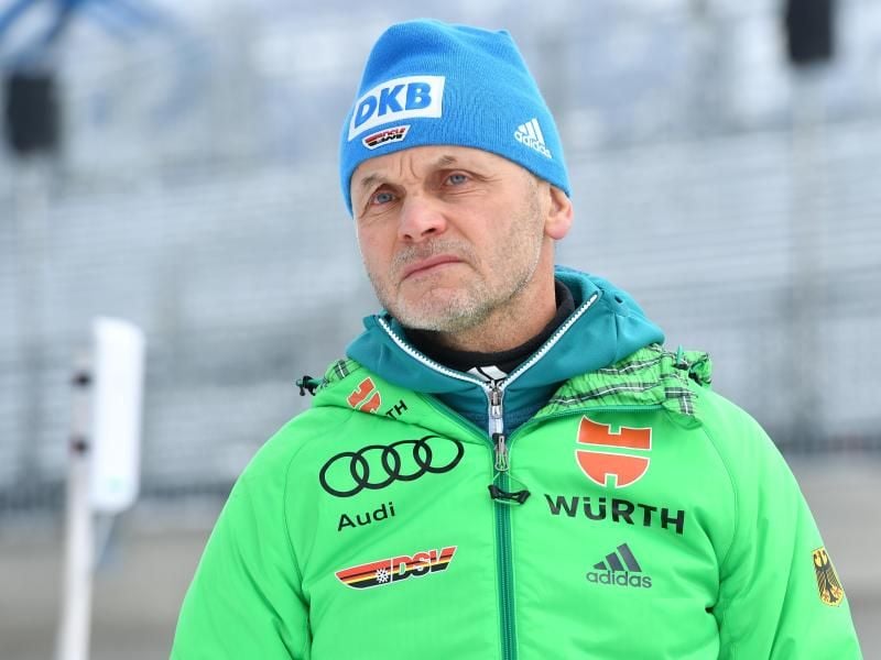Gerald Hönig hat vor dem Start in den Weltcup-Winter den Druck auf sein Biathlon-Team erhöht. Foto: Martin Schutt