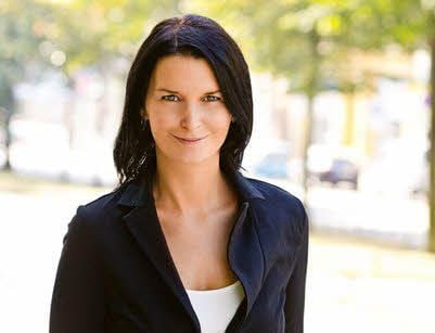 KKH-Ernährungsexpertin, Anja Luci, weiß das Honig der Allrounder in der Küche ist und den Menschen gut tut.