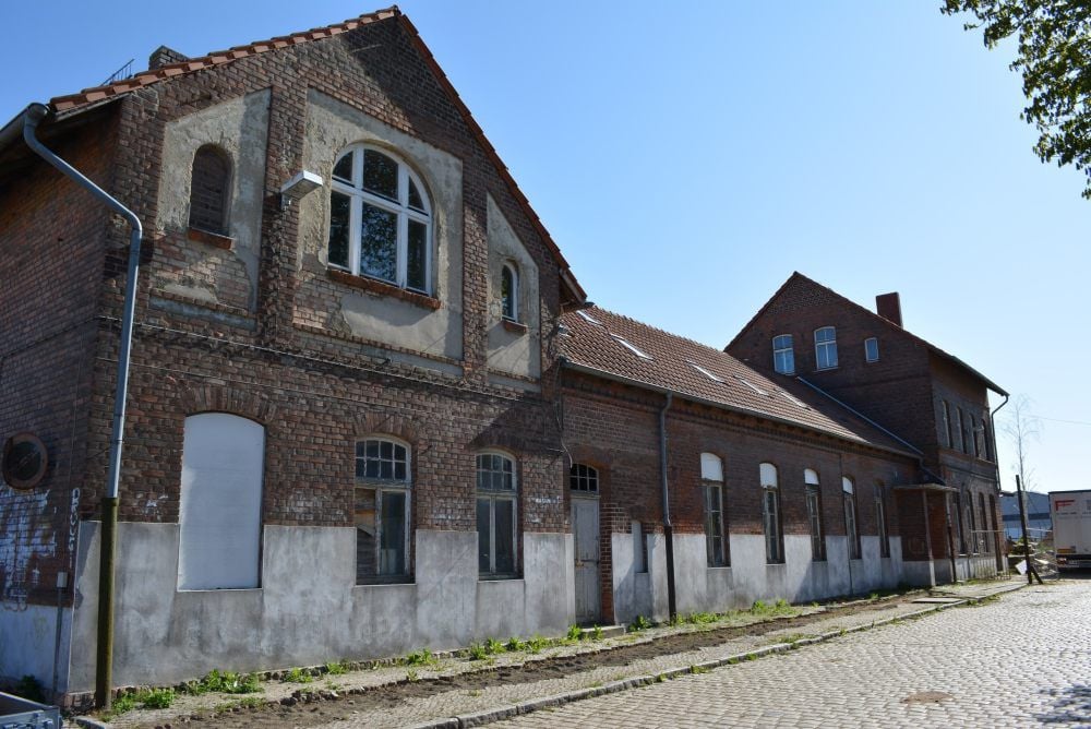 Die Vorderseite des Lützener Bahnhofs, in dem es in den höheren Gebäudeteilen schon immer Wohnungen gab.