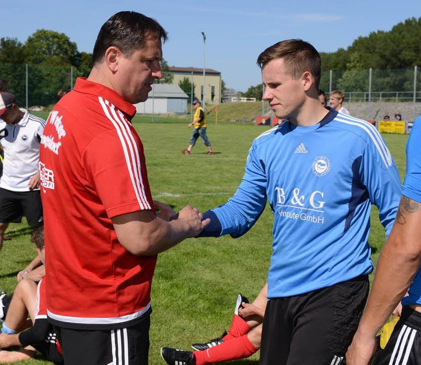 Wacker-Trainer Karsten Wolf (links) mit seinem erfahrenen Torhüter Hannes Schunke beim Supercup.