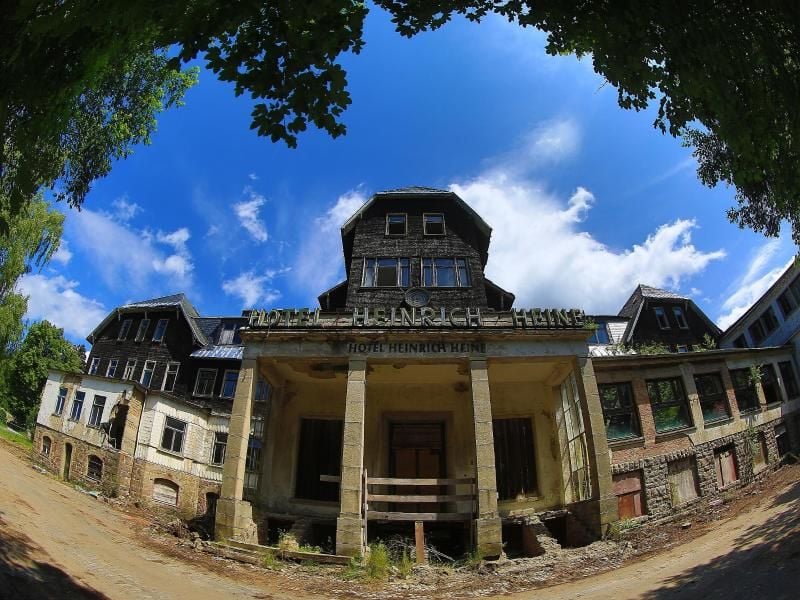 Die Ruine des Hotels Heinrich Heine ist zu sehen. Foto: Jens Wolf