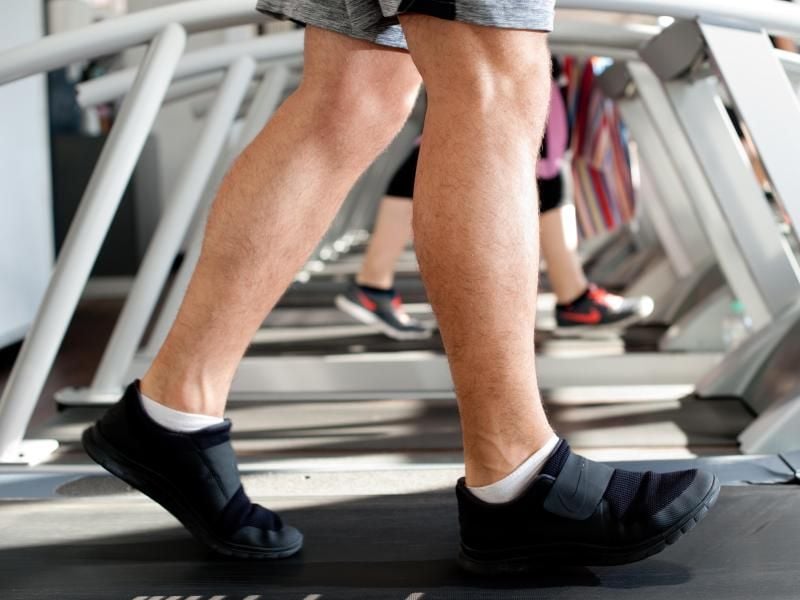 Sind Mitglieder eines Fitnessstudios dauerhaft krank oder verletzt, können sie den Vertrag außerordentlich kündigen. Das geht jedoch nur mit einem Attest. Foto: Klaus-Dietmar Gabbert