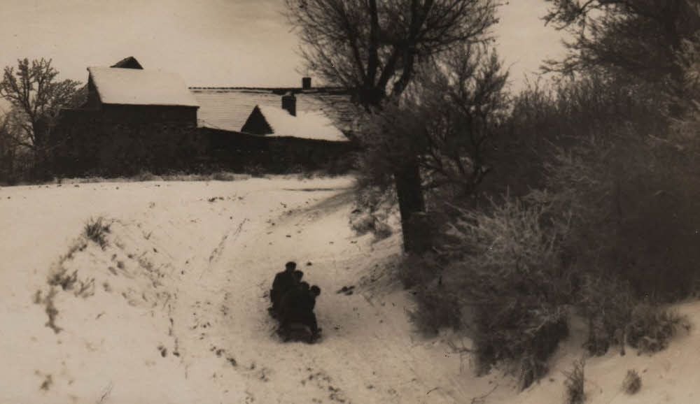 Das Gehöft der Preußischen Mühle in Eisleben im Winter 1920. Heute treffen hier die Friedens- und die Fritz-Wenck-Straße aufeinander.