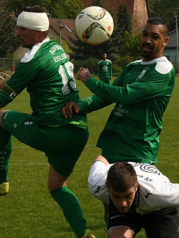 Aufbaus Kapitän Patrick Gräbe (links) und David Pechara bringen im Derby den Bräunroder Alexander Gutt (vorn) mächtig in Bedrängnis.