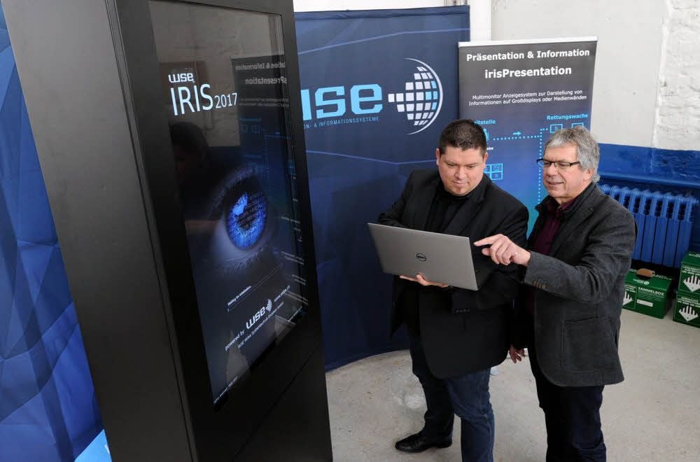 Sebastian und Frank Wrba (von links) haben mit ihrer Firma WSE eine multimediale Litfaß-Säule entwickelt.