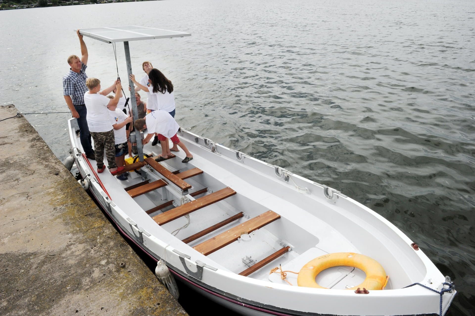 Das erste Solarboot auf dem Süßen See. Gebaut wurde es von Jugendlichen während des Sommercamps des Jugendinnovationszentrums.