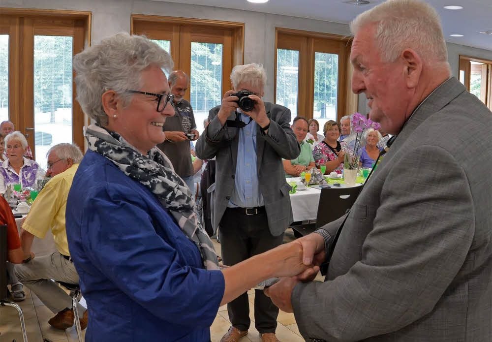 Edith Nowak freut sich über eine hohe Auszeichnung aus den Händen von Peter Riebeseel, Präsident des Landesverbandes.