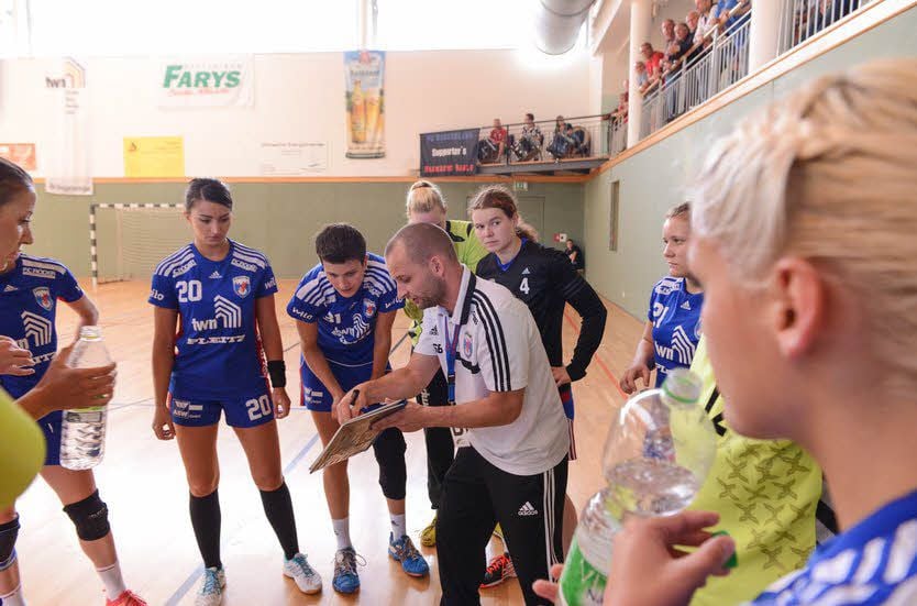 HCB-Trainer Steffen Baumgart, hier bei einer Auszeit, freut sich über die Pokal-Auslosung.