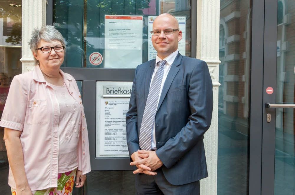 Helgard Neumann und Volker Krüger vor dem Köthener Jobcenter, dessen Servicepunkt umgestaltet wurde.