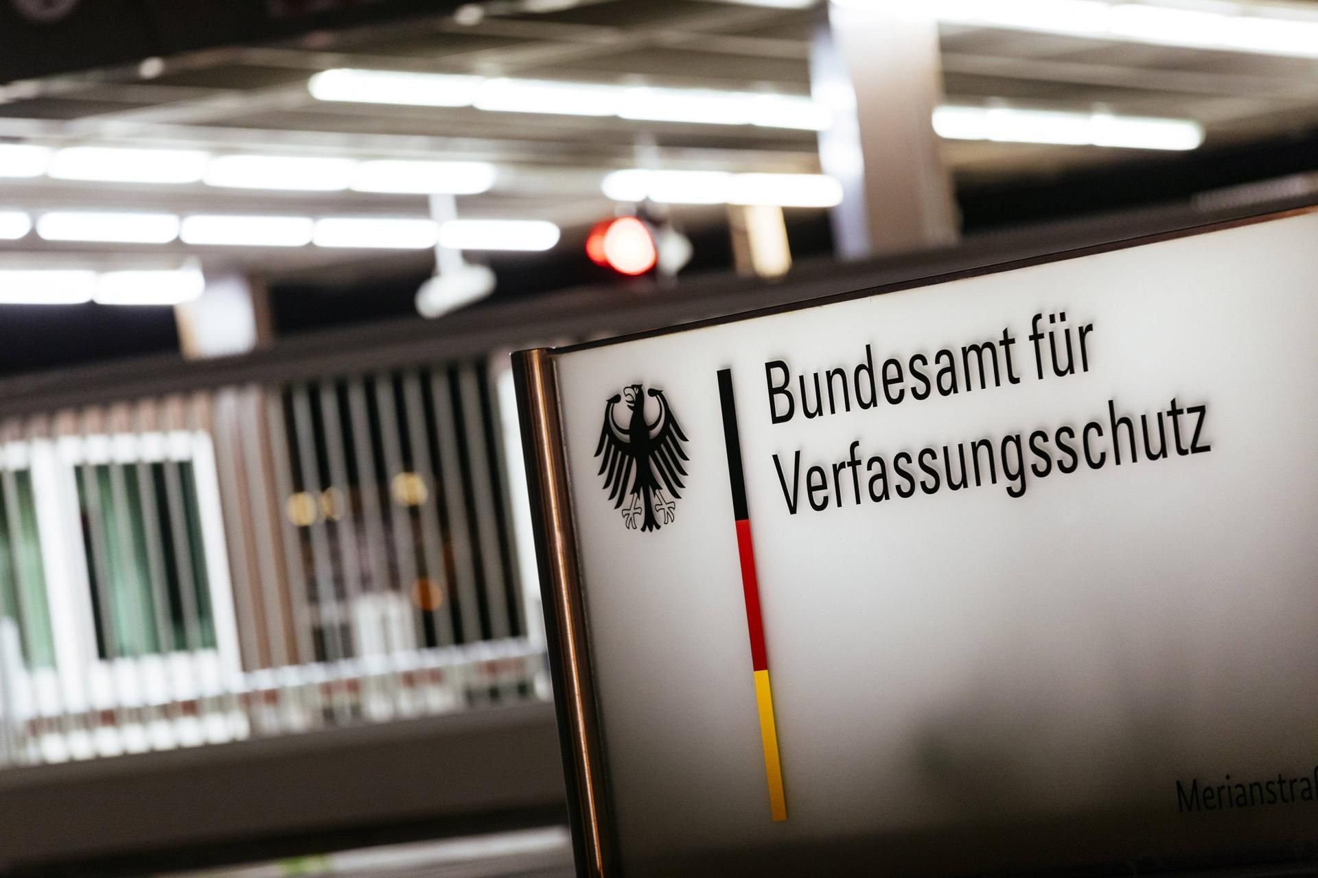 Ein Ex-NPD-Kader wird unter falschem Namen in AfD eingeschleust, dabei will sich die Partei von Extremisten abgrenzen. (Symbolbild)