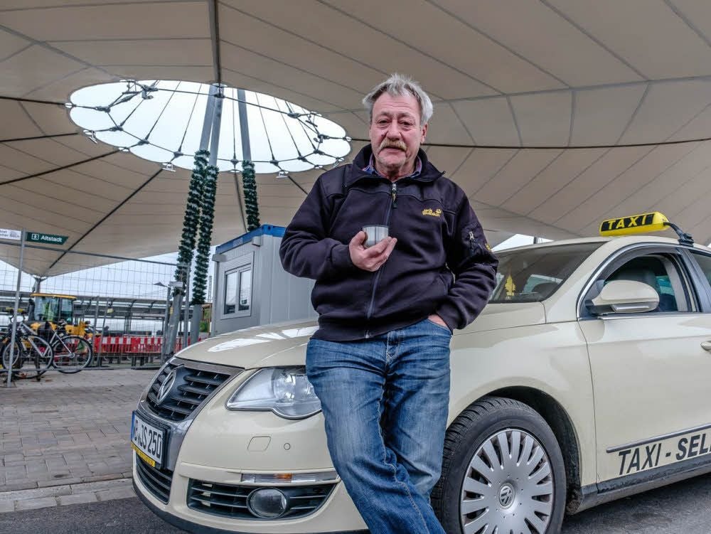 Im Dienst ist Taxifahrer Jürgen Selig der Kaffee lieber als Glühwein im Becher.