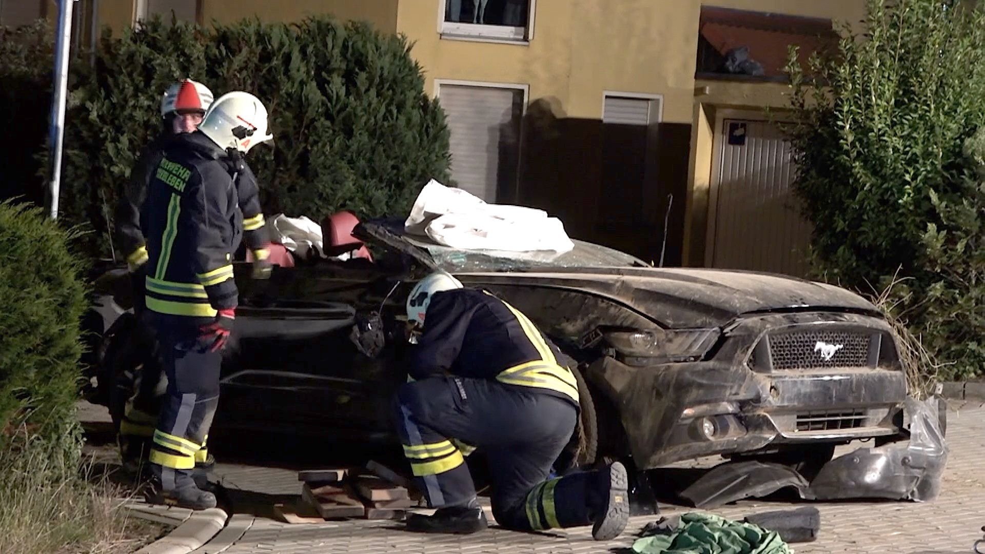 Bei einem schweren Unfall ist am späten Mittwochabend am Ortsaeingang von Aschersleben ein Mann ums Leben gekommen.
