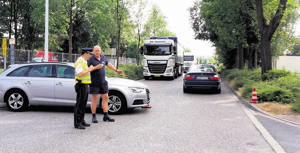 Nach einem Bombenfund war der Industriepark Zeitz gesperrt. Pressesprecher Axel Försterling bittet den holländischen Fahrer um Geduld.