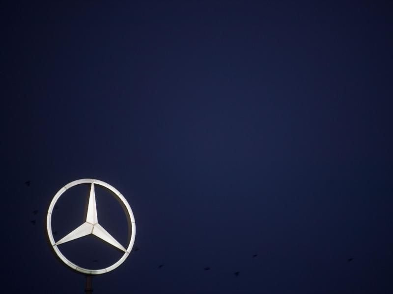 Der Mercedes-Stern leuchtet vor dem Daimler-Firmensitz in Stuttgart. Foto: Marijan Murat