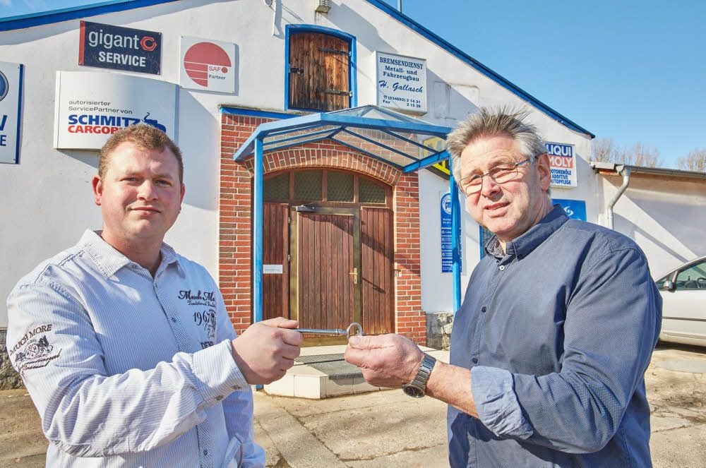 Harald Gallasch (rechts) übergibt den Schlüssel für die Werkstatt an seinen Nachfolger Patrick Kiefer (links).