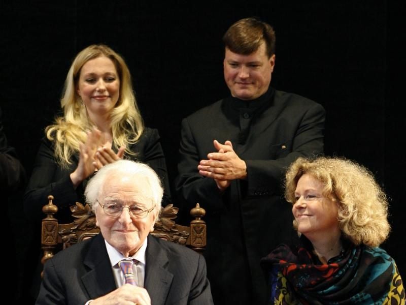 Wolfgang Wagner 2008 bei seiner Abschiedsfeier neben seiner Tochter Eva Wagner-Pasquier; hinter ihnen stehen Christian Thielemann und Katharina Wagner. Foto: Daniel Karmann