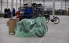 Mit Planen abgedeckte Fahrräder in der Produktionshalle von Mifa-Bike in Sangerhausen.