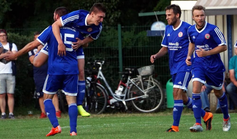 Oliver Dolch, hier ein Archivbild beim Jubeltor in Dessau, rückte am Sonnabend wieder in die Startelf.