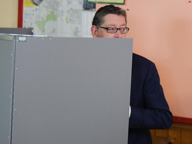 Thorsten Schäfer-Gümbel, Spitzenkandidat der SPD, steht im Wahllokal bei seiner Stimmabgabe hinter einem Sichtschutz. Foto: Arne Dedert