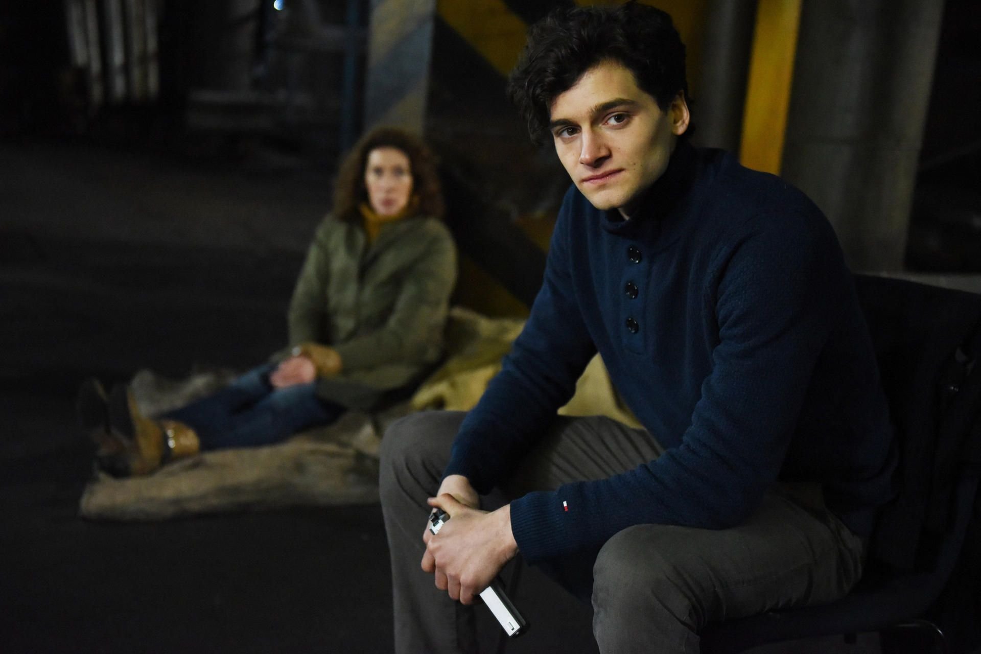 Der Entführer David Frank (Aaron Karl) ist den Kommissaren Eisner und Bibi Fellner (Adele Neuhauser) stets einen Schritt voraus (undatierte Filmszene).