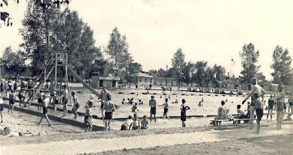 Das Bitterfelder Stadtbad, dessen Eingang sich in der Wittenberger Straße befand, war seit seiner Eröffnung 1938 stets gut besucht. Damals hatte es noch einen Sprungturm und eine Rutsche.