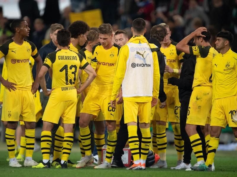 Die Spieler von Borussia Dortmund stehen nach dem unbefriedigenden 0:0 bei Hannover 96 auf dem Spielfeld zusammen. Foto: Swen Pförtner