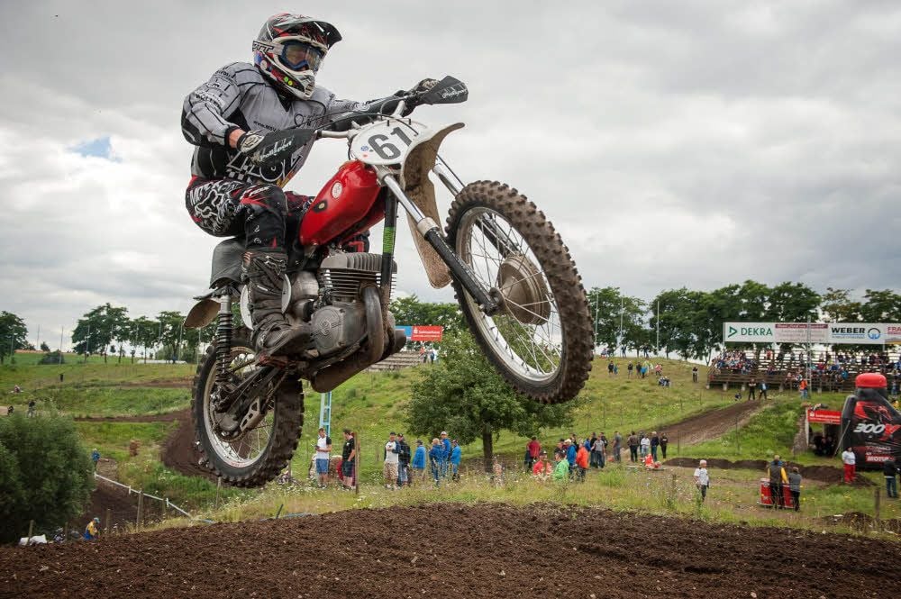 Obwohl die Motocross-Räder und ihre Fahrer mehrere Jahrzehnte auf dem Buckel haben, schonten sich beide nicht.