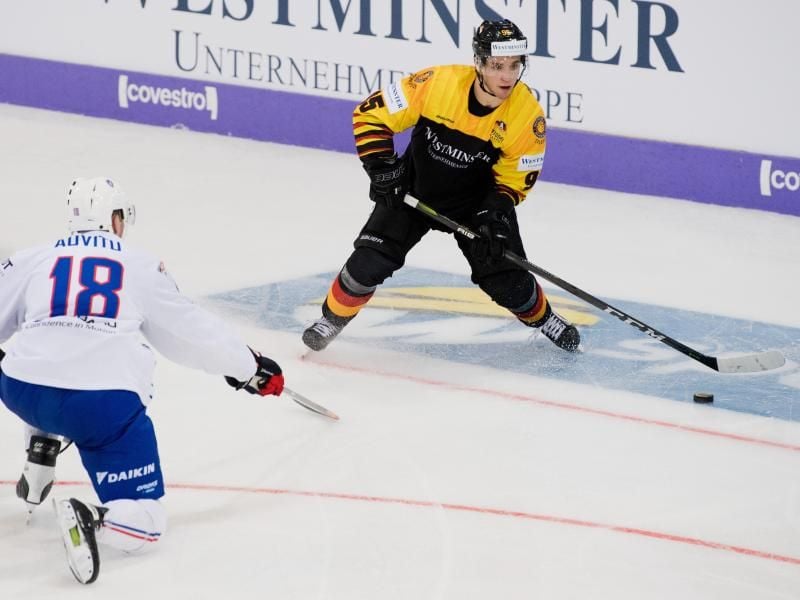 Haie-Neuzugang Frederik Tiffels (r) ist bereits verletzt. Foto: Julian Stratenschulte