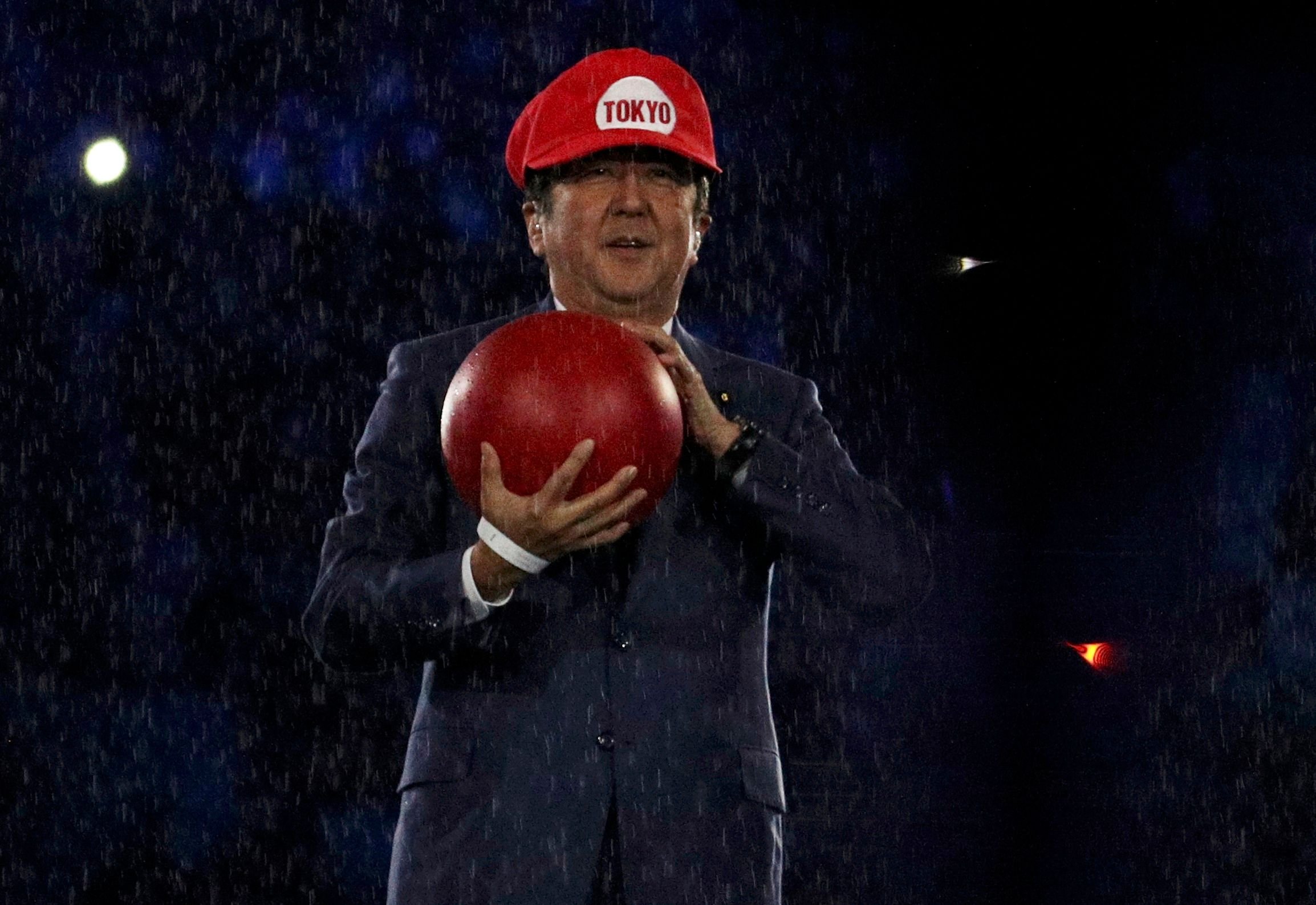 Der japanische Ministerpräsident Shinzo Abe bei seinem Auftritt als Super Mario