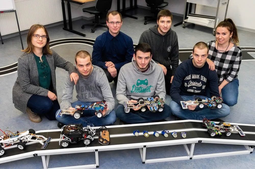 Autos und Rennstrecke Marke Eigenbau: Die Mitglieder des Rallye-Teams um Christian Heyne (3.v.r.) haben einen eigenen Trainingsraum.