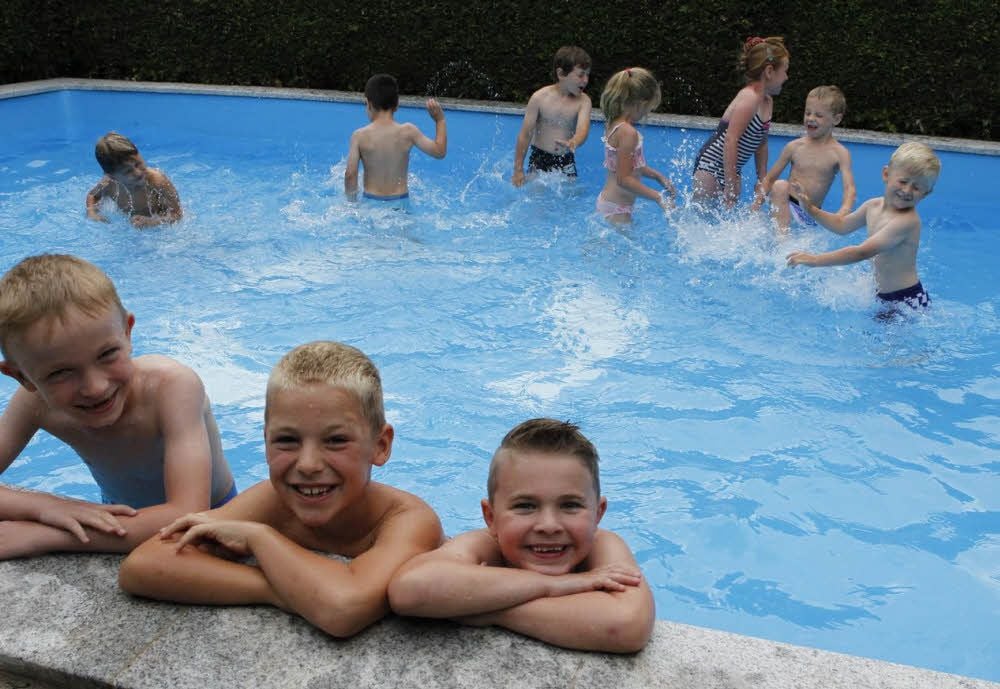 Bei 22 Grad Wassertemperatur lassen es sich die Kinder im Pool gut gehen.