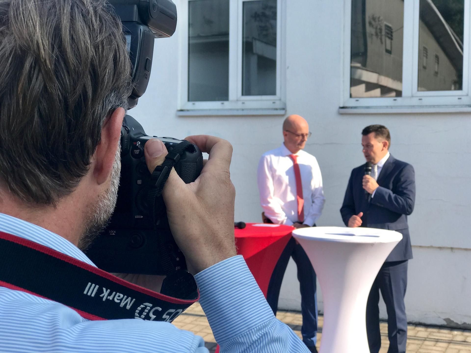 Sachsen-Anhalts Finanzminister André Schröder überbrachte Bernd Wiegand einen Fördermittelbescheid.