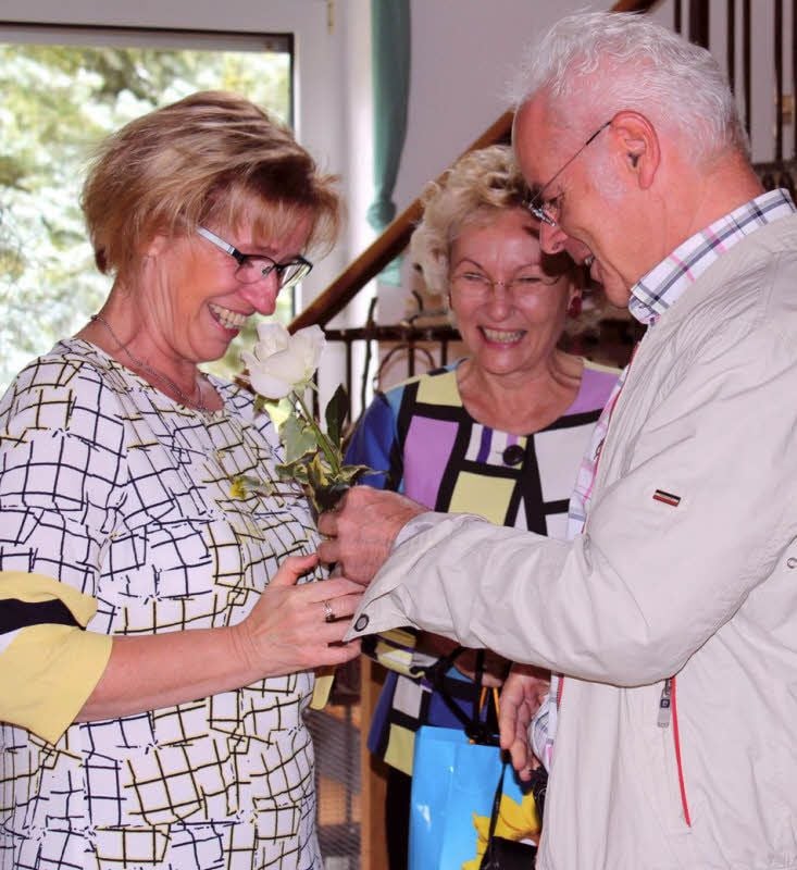 Seit 35 Jahren Kunden: Erika und Günter Suske kamen extra aus Torgau, um Korinna Knabe zum Firmenjubiläum zu gratulieren.