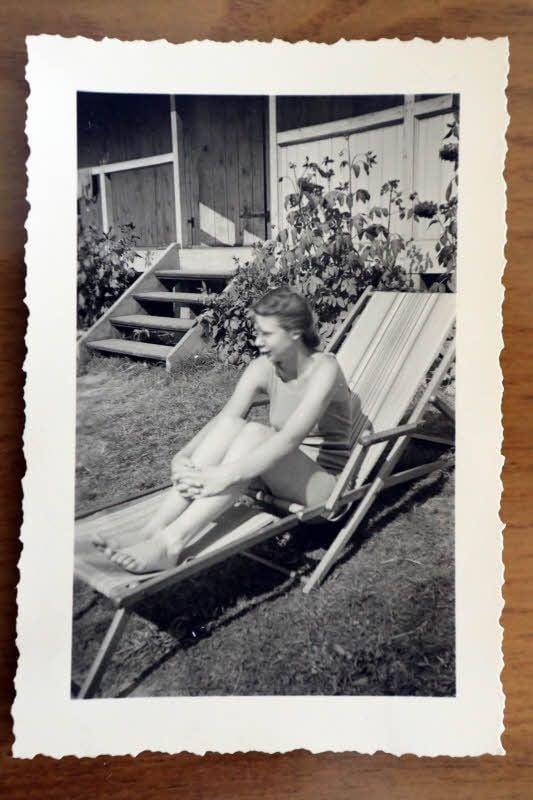 Beim Sonnenbad auf dem Gelände des Prießnitz-Vereins.