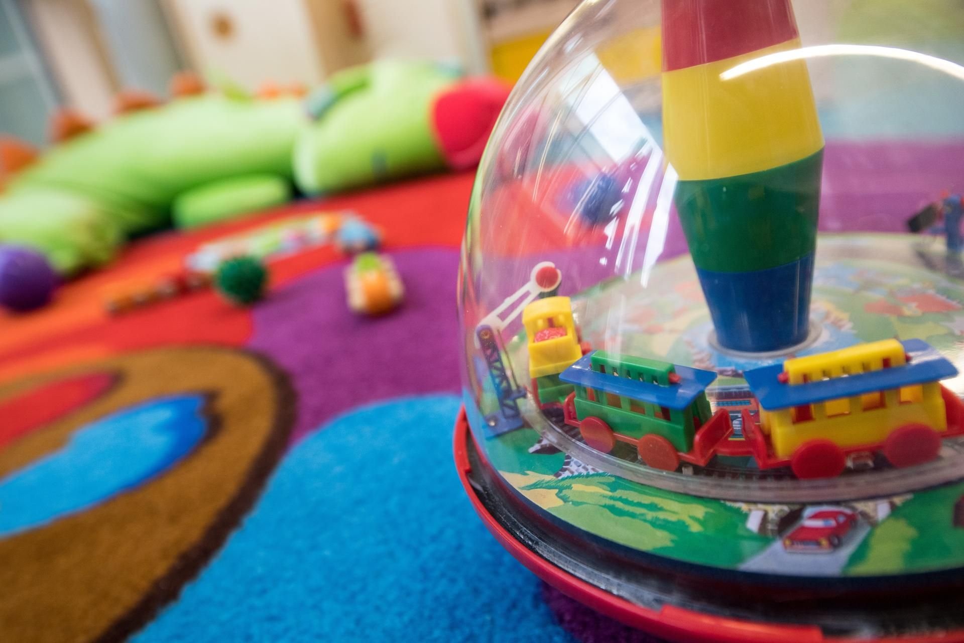 Im Kinderzimmer lauern so manche Spielzeuge, die das Potenzial haben, Eltern um den Verstand zu bringen.