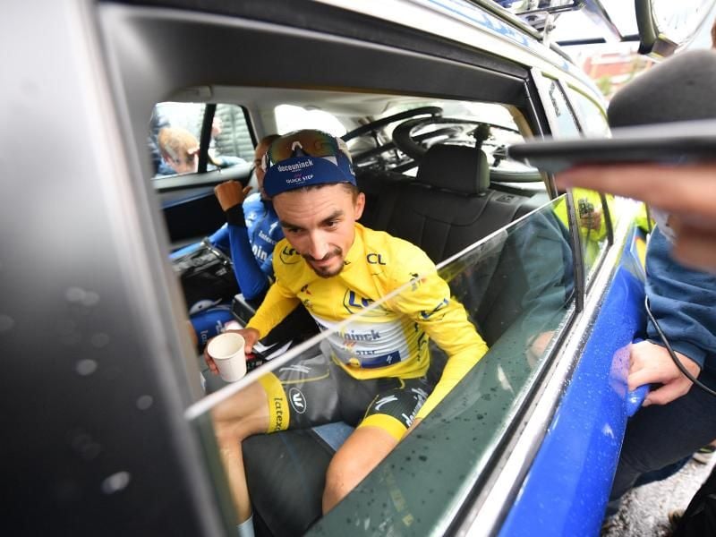 Der bis dato Gesamtführende Julian Alaphilippe steigt nach dem Abbruch der 19. Etappe ins Begleitauto. Foto: David Stockman/BELGA