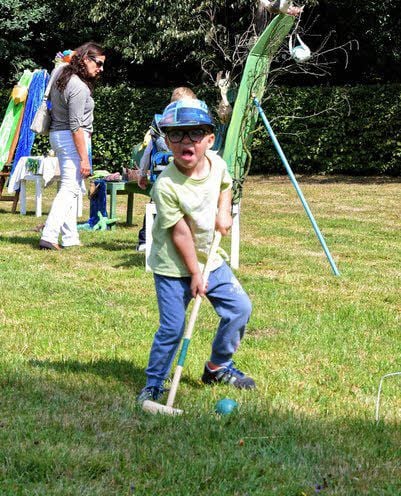 Cricket spielen, machte auch Theo (vier Jahre alt) Spaß.