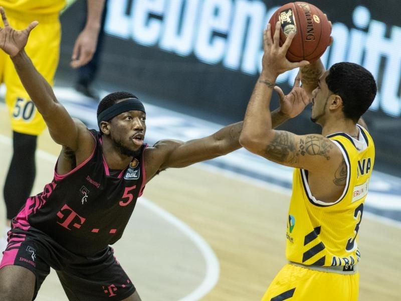 Peyton Siva (r) feierte mit Alba Berlin den dritten Sieg in Serie. Foto: Andreas Gora/dpa