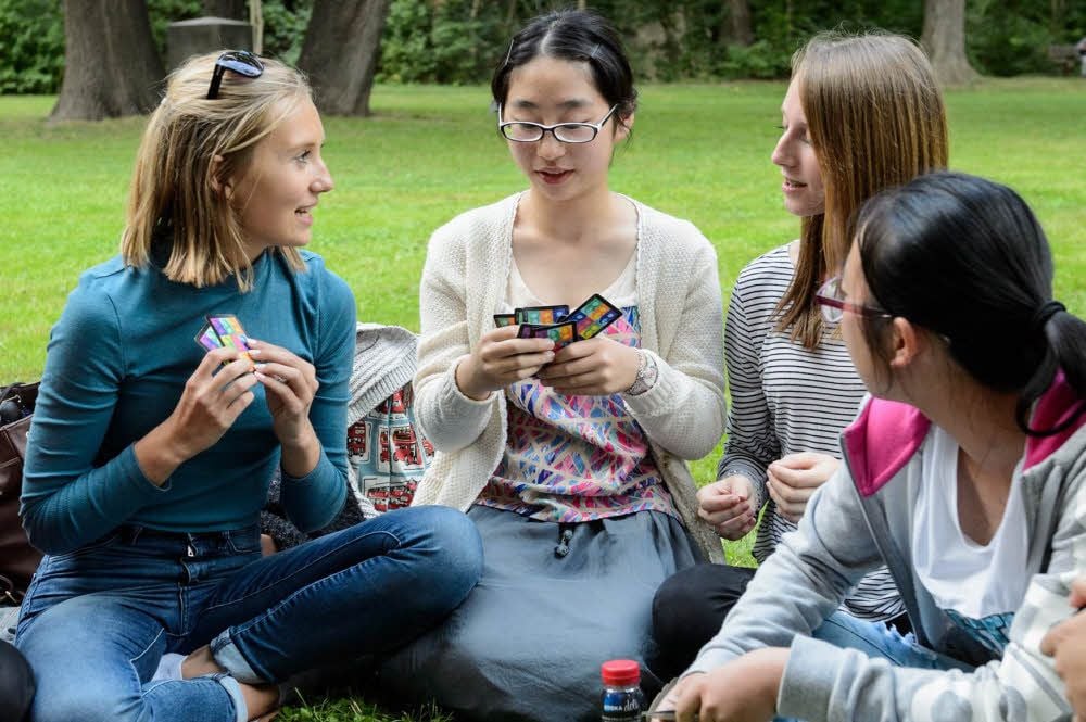 Deutsche und chinesische Schülerinnen amüsieren sich auf der Peißnitzinsel.
