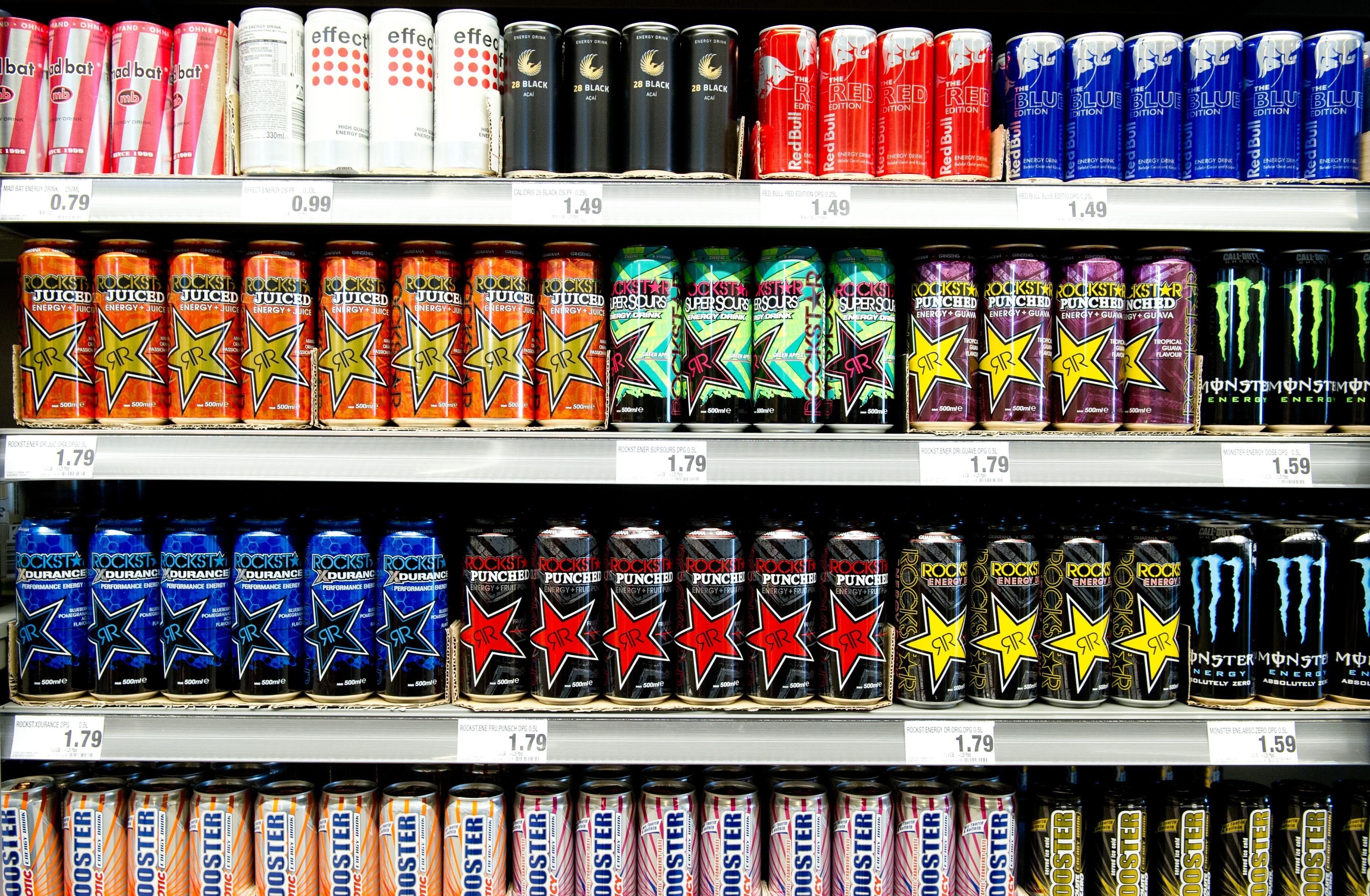 Nach einem Ärztebericht gerät der Konsum von Energy-Drinks in den Verdacht, das Risiko für Lebererkrankungen zu erhöhen. (Symbolbild)