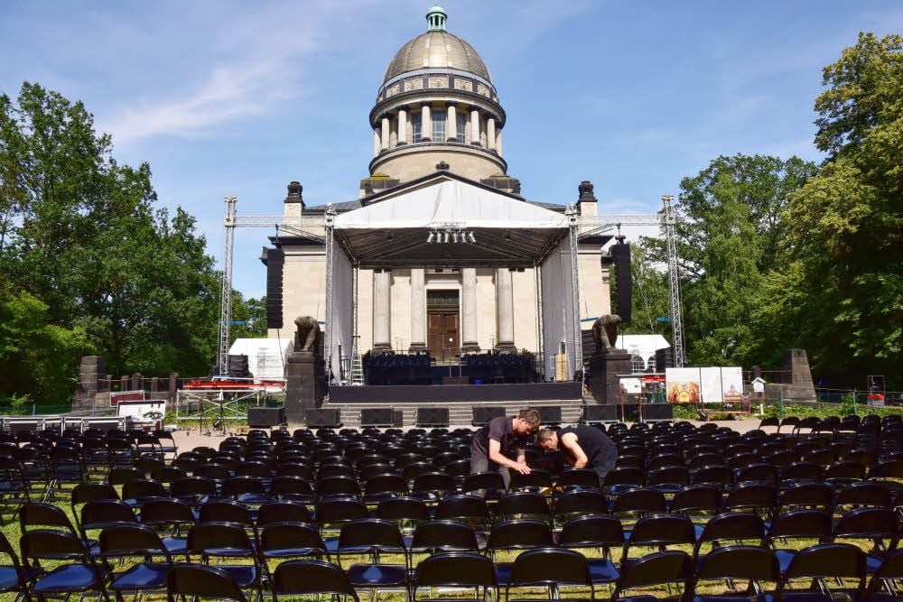Die Oper „Nabucco“ wird vor dem Mausoleum aufgeführt.