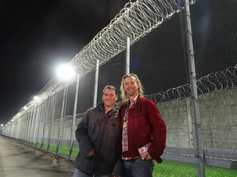 Knapp zwei Wochen vor dem Beginn ihrer ausverkauften Tournee zeigten Gilbert Rödiger (l.) und Sven Wittek von Elsterglanz ihren aktuellen Film „Der Schlüssel für die Weibersauna“ vor Häftlingen in der Justizvollzugsanstalt Frohe Zukunft in Halle.