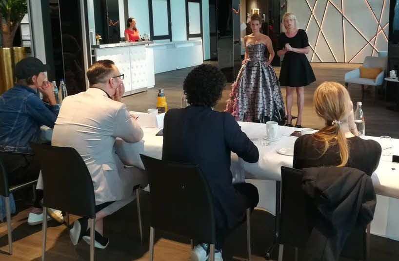 Die Jury begutachtet die Kleider.