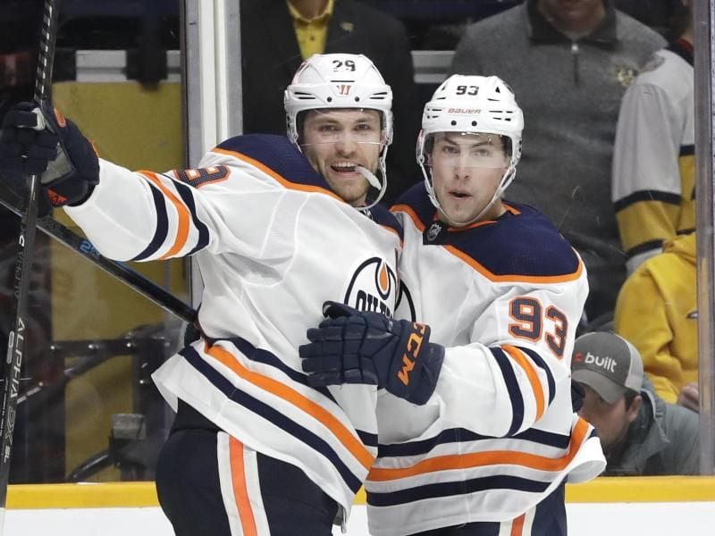 Leon Draisaitl (l) will mit den Edmonton Oilers den Stanley Cup gewinnen. Foto: Mark Humphrey/AP/dpa