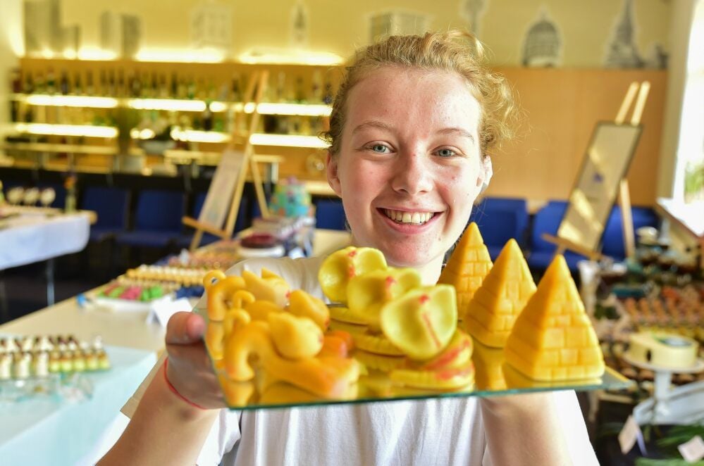 Charlott Oppelt mit Pyramiden, Schlangen und Katzen aus Marzipan. Die junge Dessauerin hat ihre letzte Prüfung bravourös gemeistert.