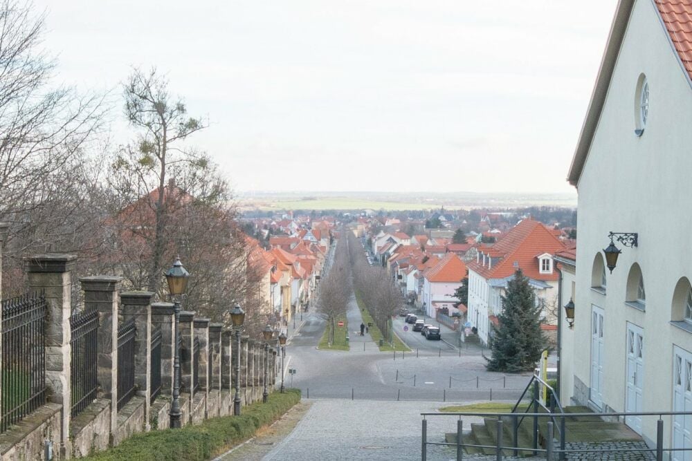 Blick vom Schlosstheater auf den Schlossplatz und die Allee in Ballenstedt.
