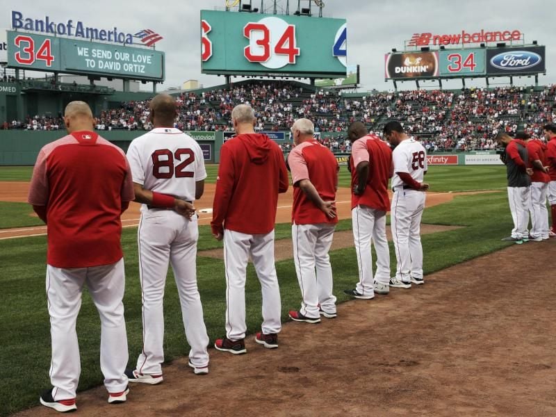 Das Baseballteam der Boston Red Sox hält für David Ortiz einen Moment inne. Foto: Charles Krupa/AP
